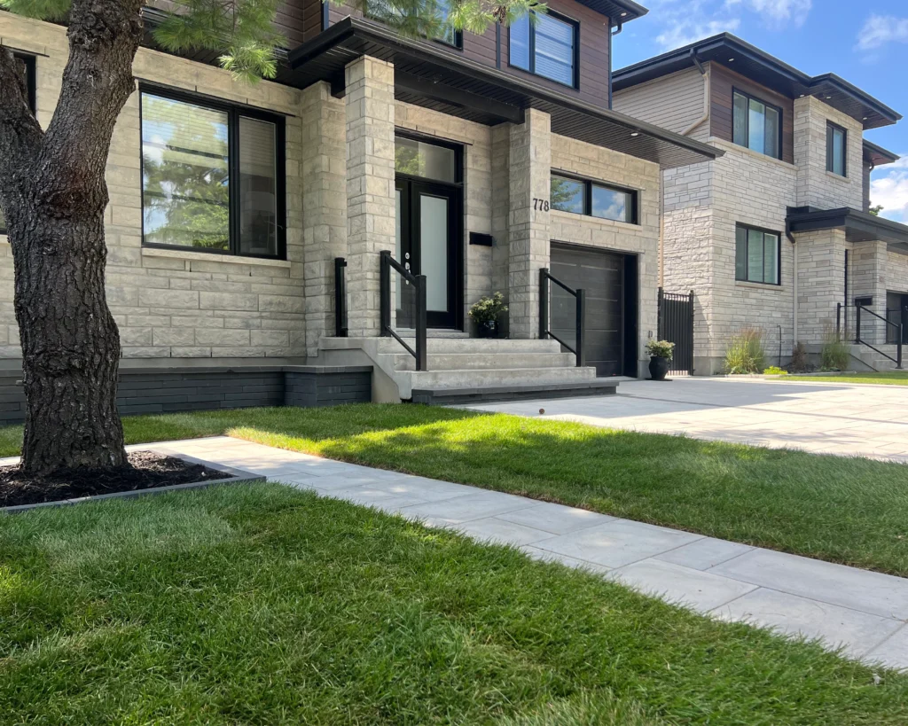 Installation de pavé uni à Laval – entrée et patio de qualité professionnelle
